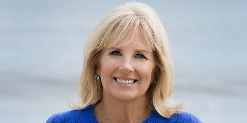 Jill Biden memiliki penampilan yang ramah dan mudah didekati. Dia relatif tidak berubah dalam gaya rambut, riasan atau pakaiannya selama bertahun-tahun/ Net