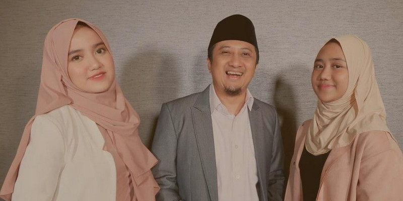  Wirda Mansur dan Quumii Mansur bersama sang ayah Ustaz Yusuf Mansur/ Foto: IG@wirdayusufmansur