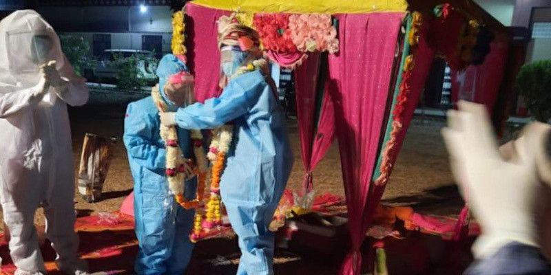 Pernikahan di India Utara di mana pasangan pengantin mengenakan APD lengkap di pusat karantina/CNN
