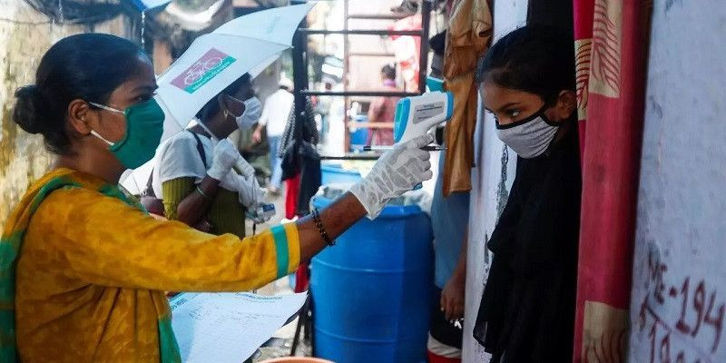 
Pengecekan suhu tubuh di India/Net
