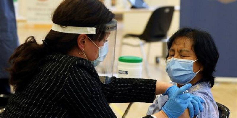 Petugas kesehatan melakukan vaksinasi Covid-19 di Toronto, Kanada/Net