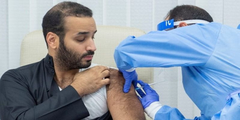 Putra Mahkota Saudi Mohammed bin Salman mendapat suntikan vaksin Covid-19 pada Jumat 25 Desember 2020/Net