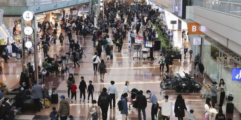 Hiruk pikuk penumpang di Bandara Haneda Jepang akhir pekan ini/CNN