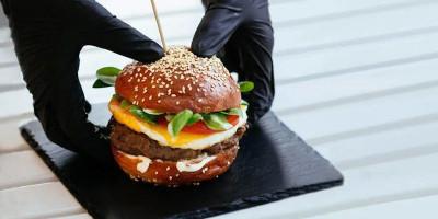 Inggris Siap Larang Promosi Makanan Tidak Sehat Mulai 2022