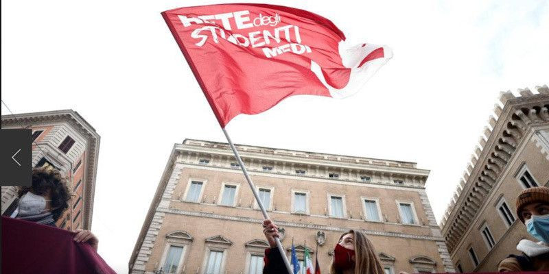 Aksi duduk yang dilakukan oleh sejumlah siswa di Roma yang menuntut agar sekolah kembali dibuka/Reuters