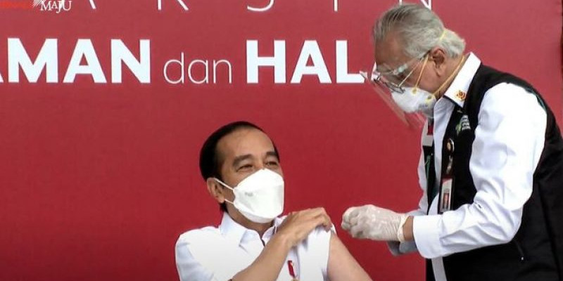 Prof Abdul Muthalib saat bersiap menyuntikan vaksin Covid-19 kepada Presiden Joko Widodo di Istana Merdeka, Rabu (13/01)/ Net