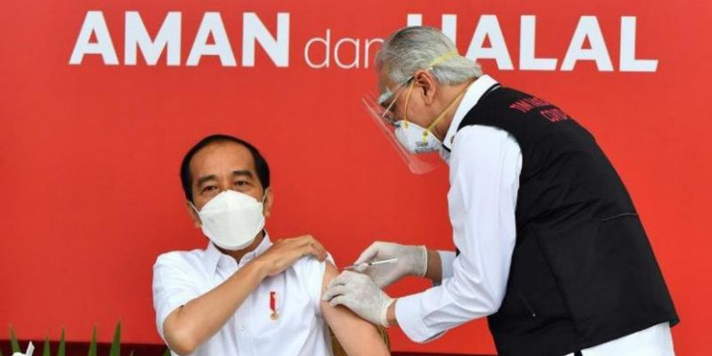 Presiden Joko Widodo menerima suntikan vaksin/ Net
