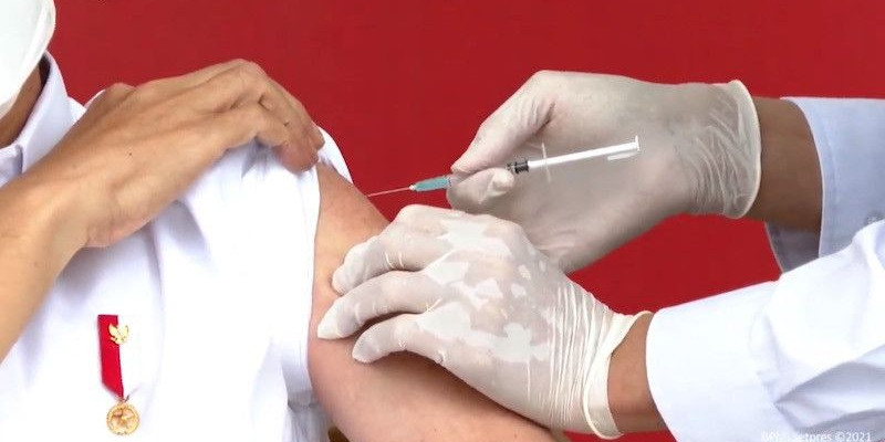 Presiden Joko Widodo menerima suntikan vaksin/Repro