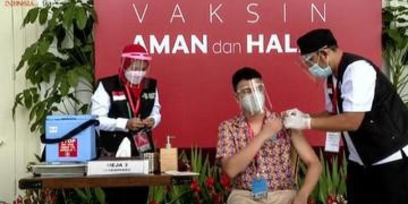 Raffi Ahmad menerima vaksin sinovac di Istana Negara (Rabu, 13/01)/ Repro