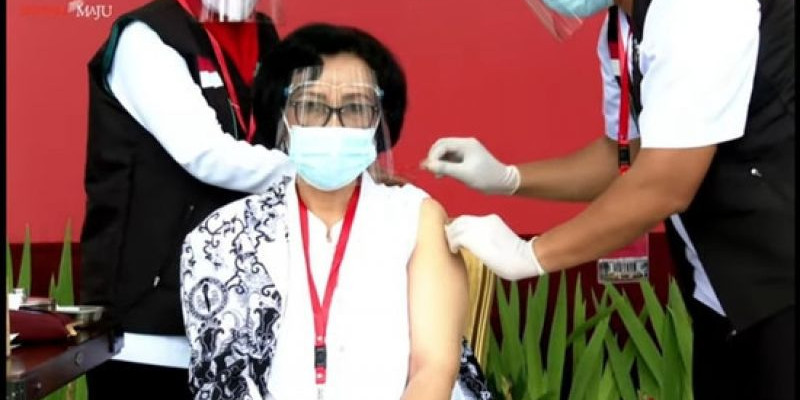 Ketua Umum Persatuan Guru Republik Indonesia (PGRI) Unifah Rosyidi saat menerima vaksin Covid-19/ Net