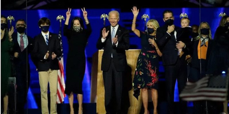 Presiden terpilih AS Joe Biden bersama istrinya Jill Biden dan anggota keluarga saat memberi hormat kepada penonton di atas panggung setelah memberikan sambutan di Wilmington, Delaware/AFP