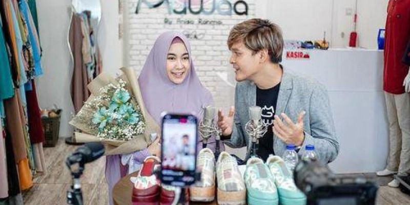 Anisa Rahma dan sepatu produksinya berlabel Muwaa/ Instagram