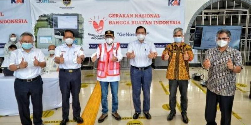 Menteri Perhubungan Budi Karya Sumadi dan Menteri Koordinator Bidang Kemaritiman dan Investasi Luhut Binsar Pandjaitan, saat meninjau Stasiun Senen, Jakarta, Sabtu (23/1)/ Net