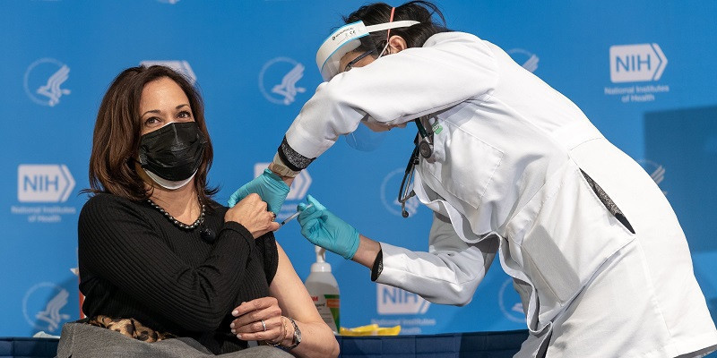 Wakil Presiden Amerika Serikat, Kamala Harris ketika mendapat suntikan kedua vaksin Covid-19 di NIH/Net