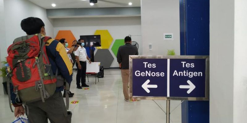 Antrian tes GeNose di stasiun kereta api/ Net