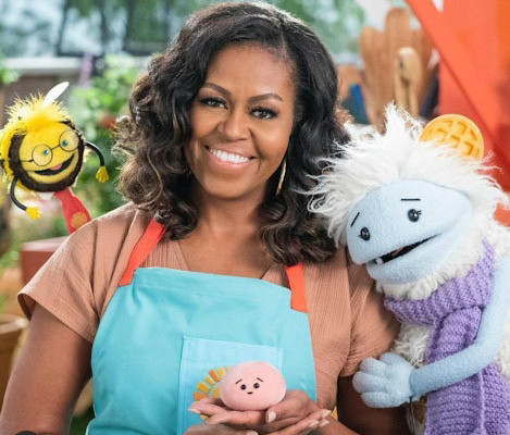 Michelle Obama bersama Waffles dan Mochi (dua sahabat boneka koki) / Net