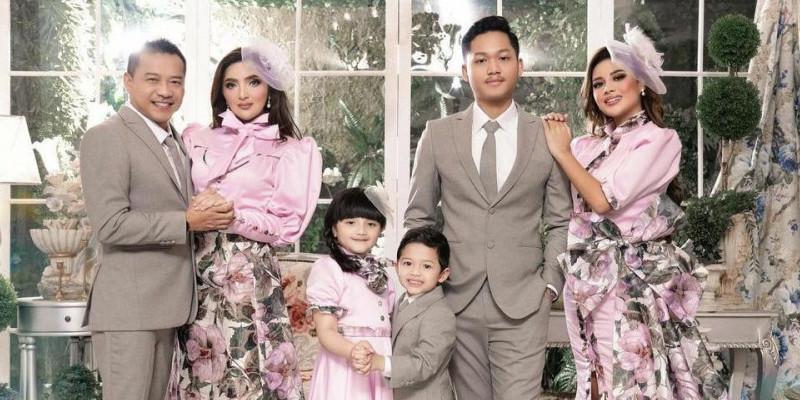 Anang Hermansyah dan keluarga saat sesi pemotretan Valentine, Minggu (14/2) kemarin/ Foto : Instagram @ashanty_ash