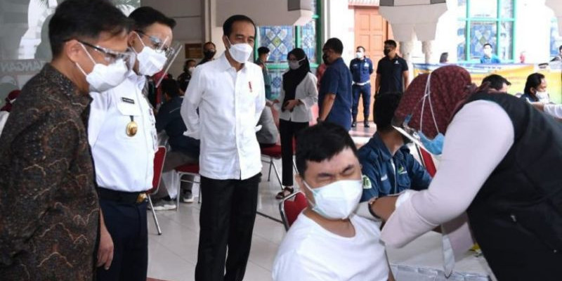Presiden Joko Widodo meninjau vaksinasi Covid-19 tahap kedua untuk petugas layanan publik dan lansia yang dimulai Rabu (17/2/2021), di Pasar Tanah Abang, Jakarta Pusat. Foto: Biro Pers Setpres 