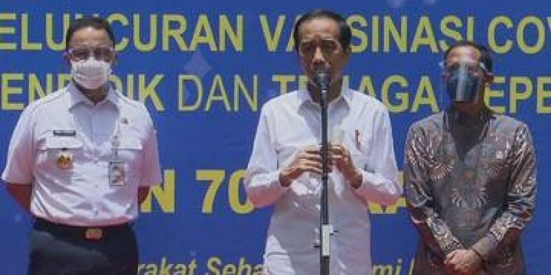 Presiden Joko Widodo memberikan keterangan pers usai meninjau vaksinasi Covid-19 untuk para guru di SMAN 70 Jakarta, didampingi Mendikbud Nadiem Makarim dan Gubernur Anies Baswedan/ Net

