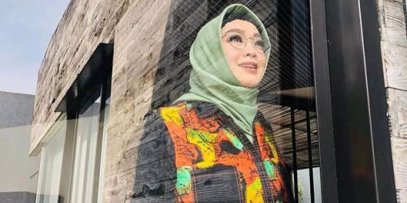 Kabar duka datang dari industri hiburan Tanah Air. Artis Rina Gunawan dikabarkan meninggal dunia, Selasa (2/3/2021)/ Foto: Instagram.