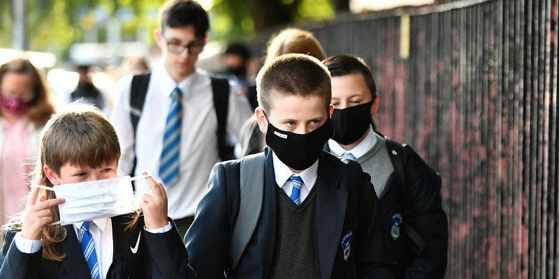 Siswa mengenakan masker saat sekolah tatap muka/Net