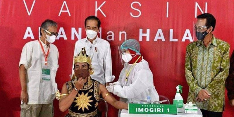 Presiden Joko Widodo menyaksikan seniman berkostum Gatot Kaca menerima Vaksin Covid-19 bertempat di Padepokan Seni Bagong Kussudiardja, Bantul, Rabu (10/3/2021)/ Net