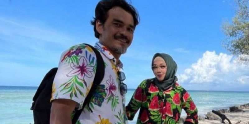 Teddy Syach saat berlibur ke Lombok bersama sang istri, Rina Gunawan (Almarhumah) Februari 2021 lalu/ Net