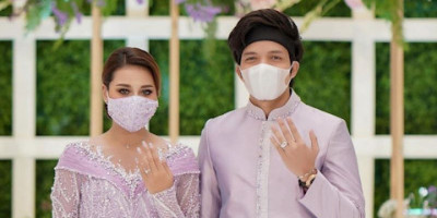 Inspirasi Cantik Kebaya Ungu di Pesta Lamaran Aurel Hermansyah