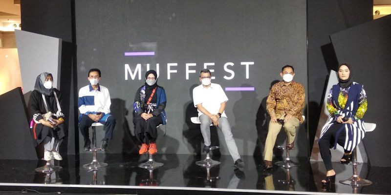 Foto : (ki-ka) Apriani (GM Dyandra), 
Edi Susanto (BBPLK Semarang), Lisa Fitria (MUFFEST 2021), Basri Kamba (APR), Miftah (Wardah), Dazen Vrilla (MC)
