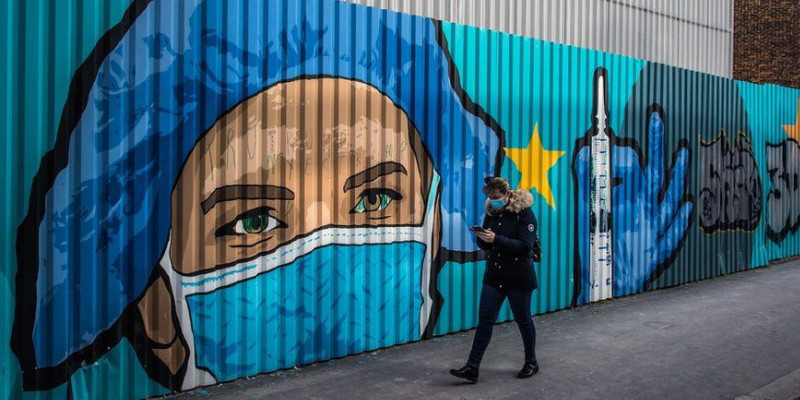 Sebuah mural bergambar petugas kesehatan di Paris/ Net