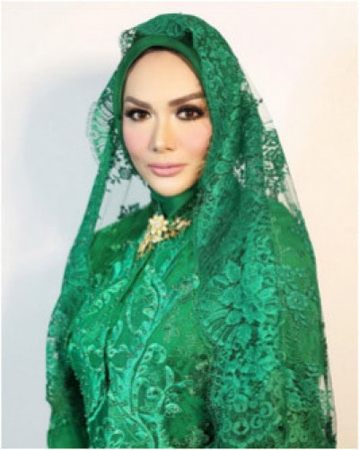 Bergaun Hijau Emerald, Sang Diva Tampil Menawan di Momen Haru Pengajian Aurel Hermansyah