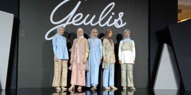 Menampilkan 10 look ready to wear yang merujuk pada tema Sustainably Modest, produk-produk Geulis terlihat casul dan klasik modern dengan pemilihan fabric dari viscose APR.