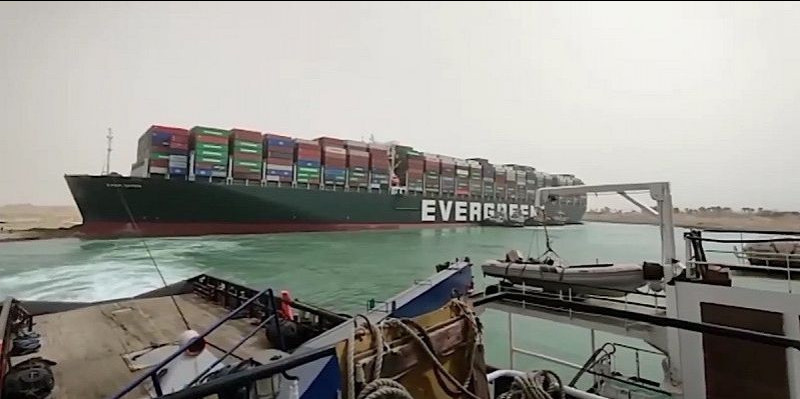 Kapal tunda berusaha menarik kapal kargo raksasa Ever Given yang terjebak di Terusan Suez/Net