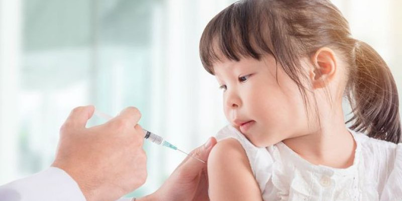 Ilustrasi suntik vaksin pada anak/ Net