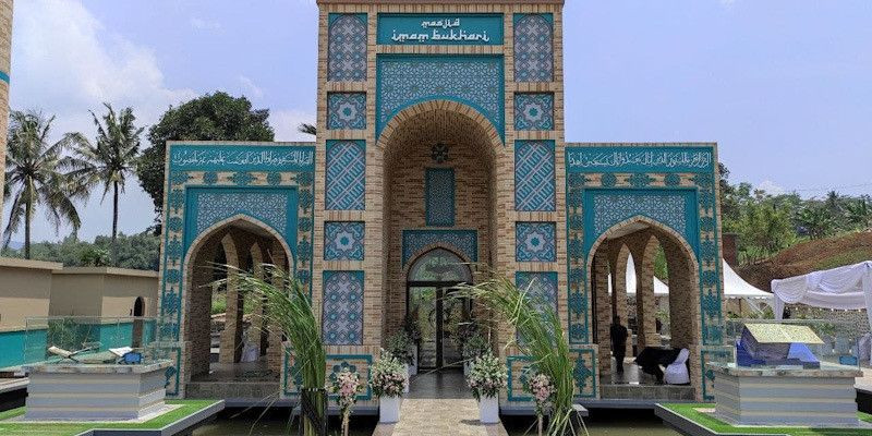 Masjid Imam Al-Bukhari bergaya arsitektur Uzbekistan di Kota Cianjur/Ist