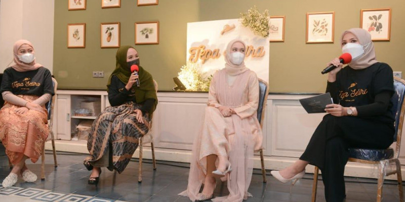 Para penggagas batik Tepa Selira bersama Brand Ambasador batik Tepa Selira, Annisa Soebandono saat menggelar konferensi pers, di hotel Des Indes, Jakarta (Sabtu,10/04)/ Foto: Agung Hadiawan