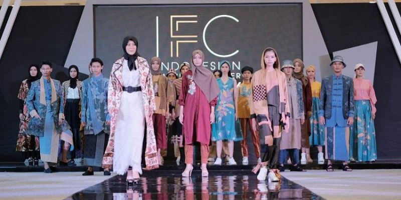 Rangkaian Acara Muslim Fashion Festival (MUFFEST) 2021 di Hartono Mall, Yogyakarta, diramaikan dengan gelaran Inagurasi Show 2021 oleh Indonesian Fashion Chamber (IFC) Community Semarang Chapter/ F