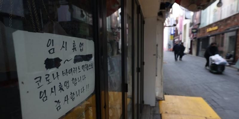 Banyak toko yang tutup sementara selama pandemi di distrik perbelanjaan Myeongdong, Seoul/ Net

