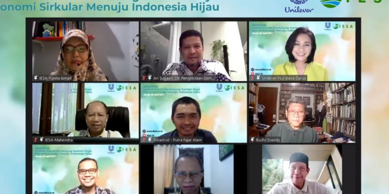 Foto bersama tim IESA dan para pembicara dalam sesi webinar Limbah Plastik Pendukung Sumber Daya Ekonomi Sirkular Menuju Indonesia Hijau/ FARAH

