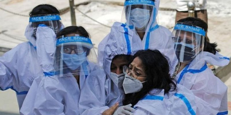  'Tsunami Covid' menerjang India dalam beberapa hari terakhir. Berbagai rumah sakit dari New Delhi hingga pelosok daerah menolak pasien karena kehabisan oksigen dan ranjang/ Foto: Reuters