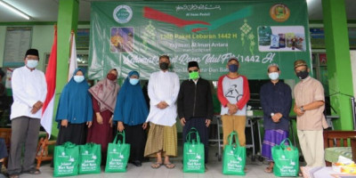 Yayasan Al Iman Antara Bagikan 1.300 Paket Lebaran untuk Warga Tidak Mampu