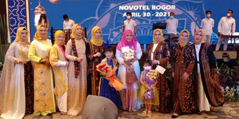 Desainer Frida Aulia bersama para model saat menggelar show tunggal di Hotel Novotel Bogor, dalam rangkaian acara 