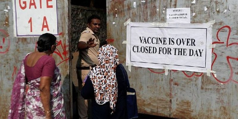 Petugas meminta para pengantre vaksin segera pergi setelah pasokan tidak tersedia lagi/Foto: Reuters