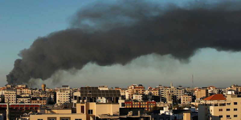 Asap mengepul di udara pasca serangan udara yang dilancarkan oleh Israel menghantam bangunan di wilayah Gaza, Palestina akhir pekan kemarin/Reuters