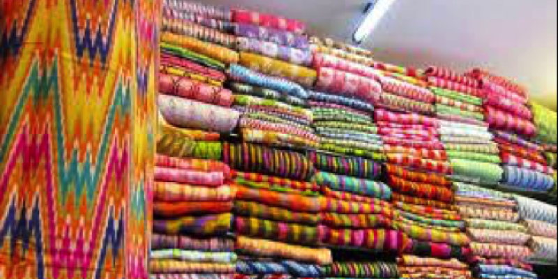 Keindahan kain tenun sutra Bugis yang makin banyak digunakan untuk berbagai fashion item/ Net