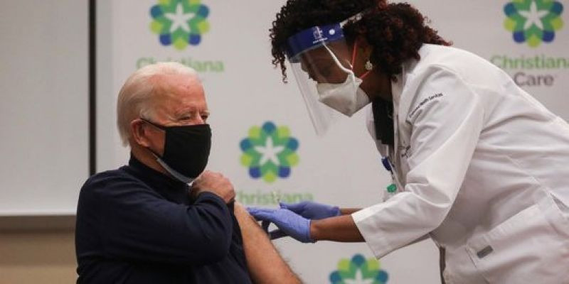 Joe Biden saat disuntik vaksin Covid-19/ Foto: Reuters