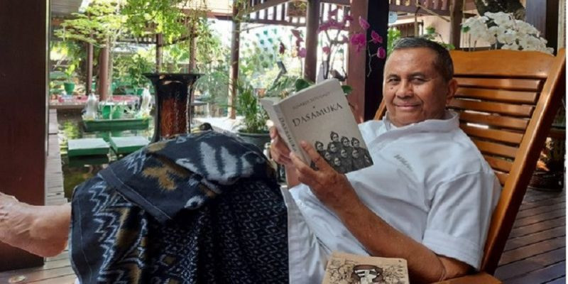 Dahlan Iskan saat membaca novel Dasamuka/Disway