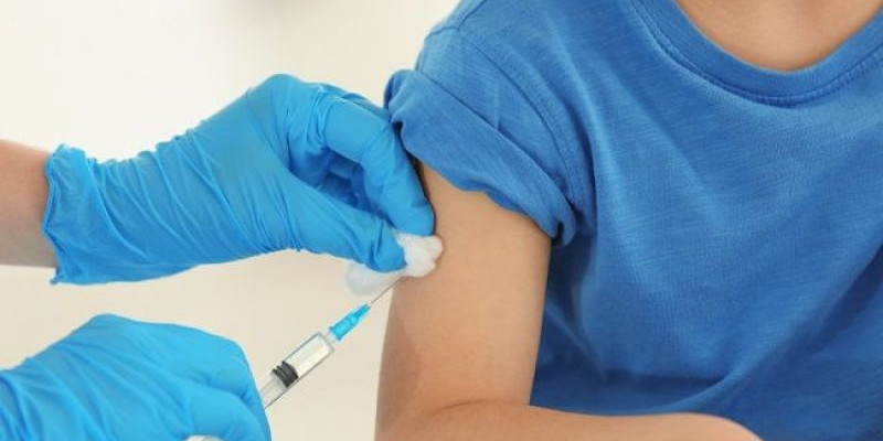 Ilustrasi suntik vaksin pada anak/ Net