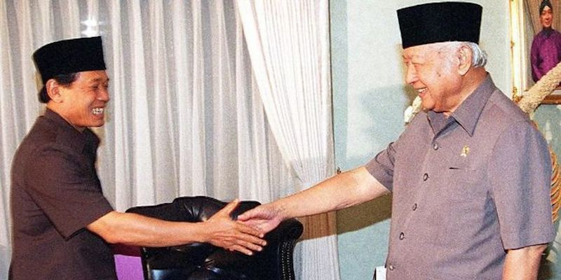 Menteri Penerangan Harmoko bersama Presiden Soeharto/Net
