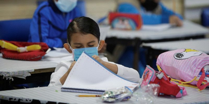 Anak-anak yang berusia di atas dua tahun sebaiknya mengenakan masker di sekolah, bahkan meskipun mereka telah divaksinasi/Net